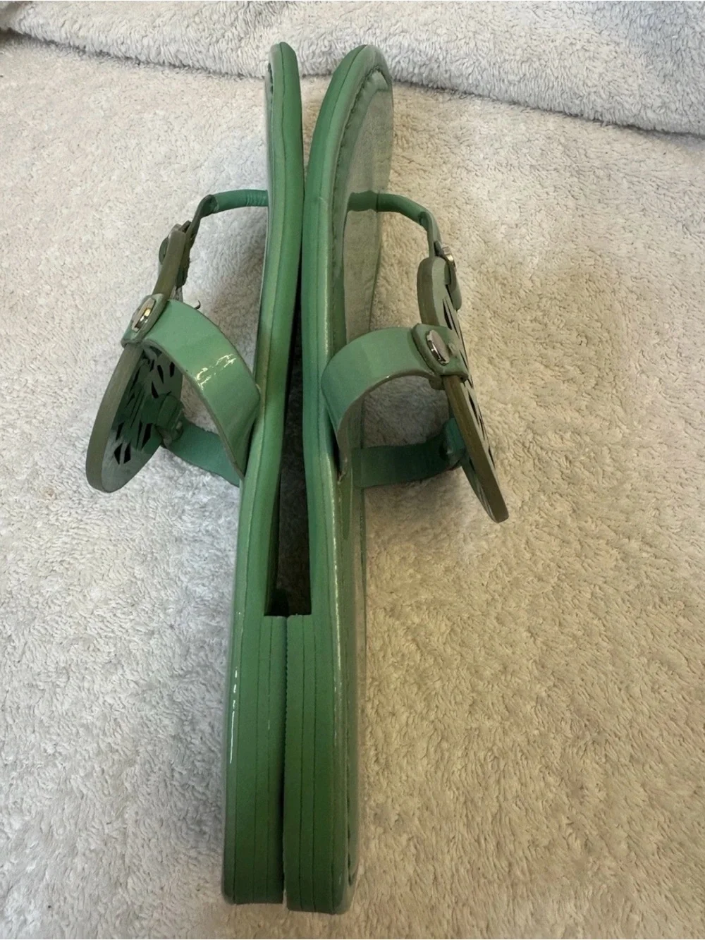 Antonio Melani Medallion Flat Sandals 6.5 Mint Green Patent Leather T-Strap VGC